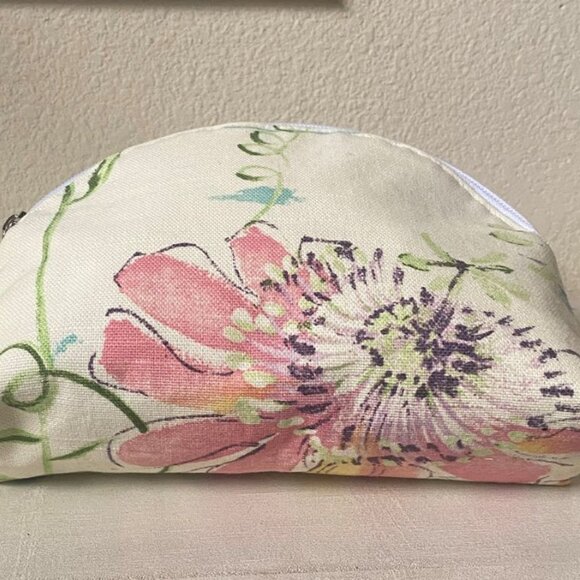 Floral Handmade Cosmetic Bag, Large zipped makeup bag, Fabric bag - Picture 4 of 4
